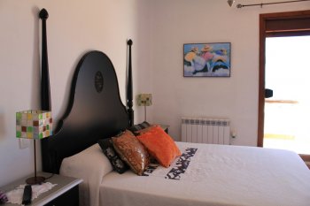 Dormitorio principal. Tiene un baño y terraza con vistas al mar