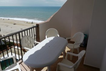 Terraza amplia para desayunar, almorzar y cenar, con la cocina a un paso