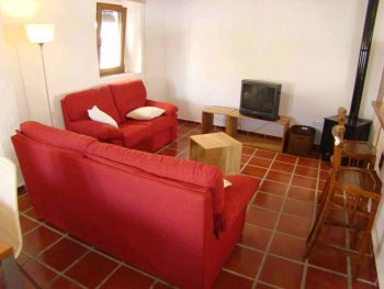 Salón-comedor con chimenea. Perfecto para las vacaciones fuera de temporada.