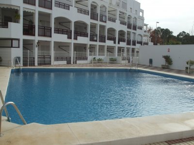 Alquilo apartamento en Isla Cristina a 50 m. aprox. de la playa y con piscina comunitaria.