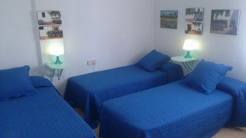 Habitacion color azul  3 camas individuales