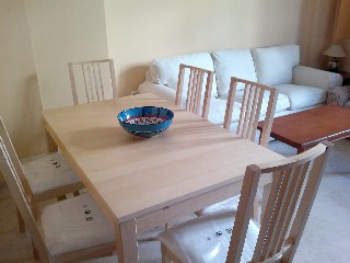 salon-comedor con balcón a calle principal del apartamento