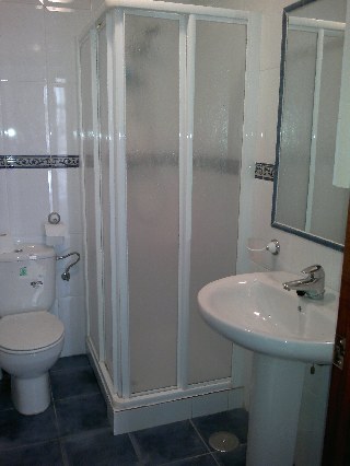 baño con mampara y ducha