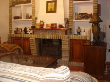 uno de los dos salones con chimenea