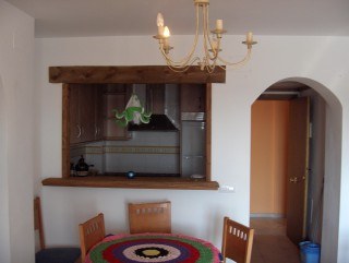 mesa en salon junto a cocina