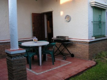 jardin y aparcamiento