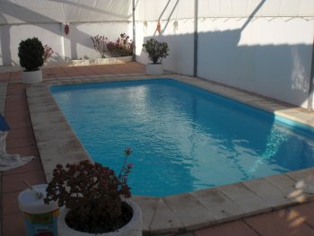 Una amplia vista de la piscina