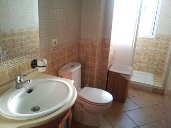 BAÑO CON MAMPARA DE DUCHA