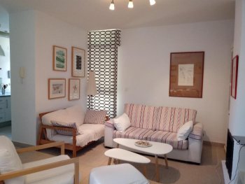 salón con sofá cómodo y amplio y vistas a las terrazas