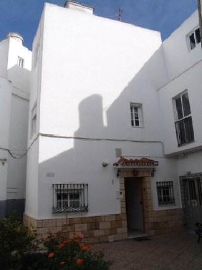 Ttranquila casa en el pueblo con vistas al mar desde la terraza.