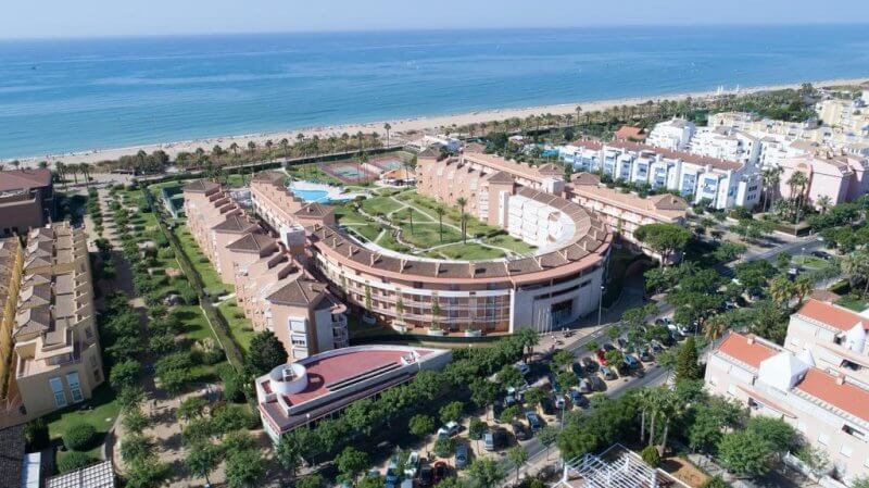 Apartamento de 3 dormitorios en  1 lnea de playa Islantilla, con terraza, vistas al mar.