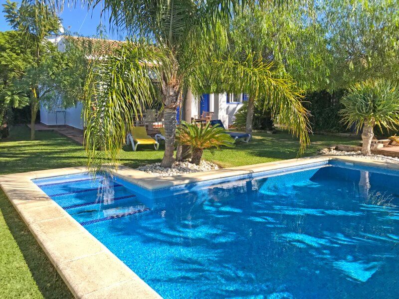 Villa con piscina y jardn tropical a 3 Km de Roche, Conil