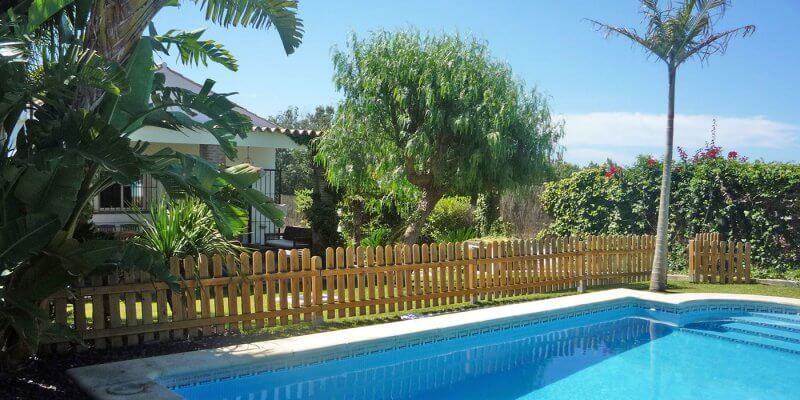 Villa Buganvilla, piscina privada y bonito jardín, playa a 800 mts. Wifi