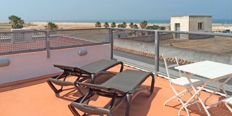 Ático La Terraza, a 150 m. dela playa de Bateles, aire acondicionado, WIFI, gran terraza con vistas al mar, con tumbonas y barbacoa.