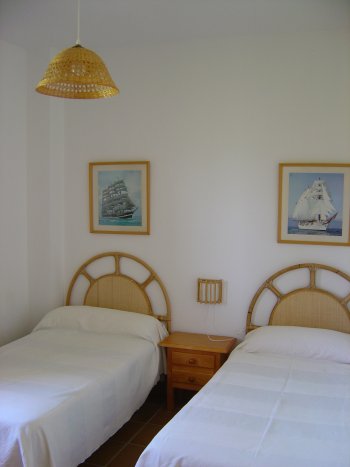 Dormitorio con cama y litera (tres camas)