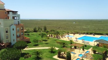 Naturaleza inmensa en una urbanización con zona de recreo