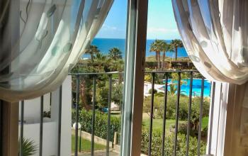 Luxury flat on the beachfront. Spectacular sea views.