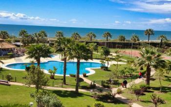  Apartamento na primeira linha da praia. Vista para o mar. Urbanizao de luxo. 