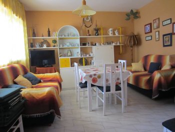 Salon de la vivienda con sofas