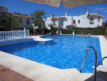 Dos piscinas ( una de niños y otra de adultos)