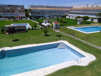 Adosado a  300 metros de la playa con jardines y piscina