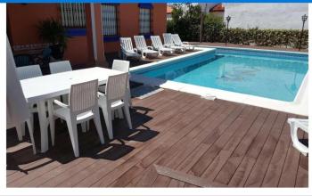 Moradia de luxo para alugar com piscina privada num terreno de 700 metros, com barbecue e espreguiadeiras.