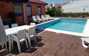 Moradia de luxo para alugar com piscina privada num terreno de 700 metros, com barbecue e espreguiadeiras.