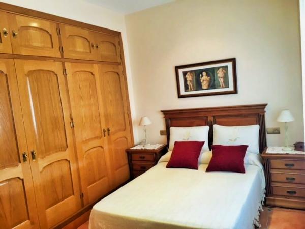 Dormitorio con cama matrimonio