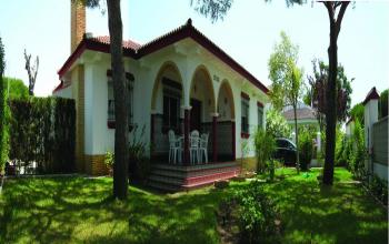 Moradia isolada com grande terreno e casa de hspedes. ptima zona, tranquila e central.    