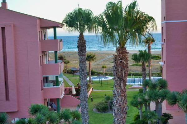 Aluga-se apartamento de primeira linha na praia em Zahara de los atunes, com vista para o mar.