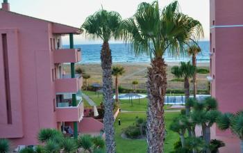 Aluga-se apartamento de primeira linha na praia em Zahara de los atunes, com vista para o mar.