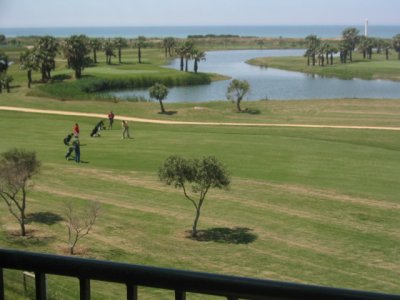 Apartamento con magnificas vistas al mar y campo de golf.