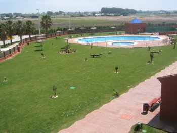 Piscina y zonas verdes