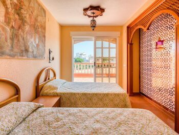Coqueto dormitorio con 2 camas individuales ( ( villa con jacuzzi y sauna ))