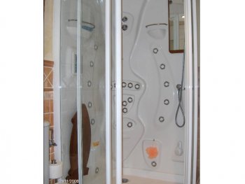 2 cuartos de baño, uno de ellos con Cabina de ducha con hidromasaje