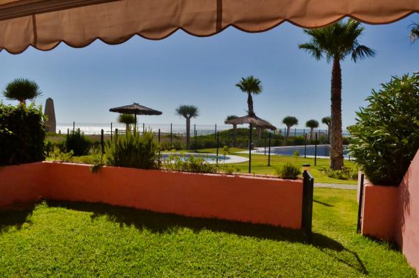 Apartamento bajo en primera linea de playa con vistas al mar