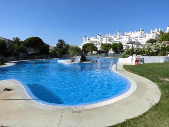 Piscina muito bem cuidada. Ideal para crianas pequenas