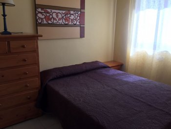 Dormitorio con cama grande