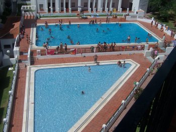 piscina del piso de la urbanizacion