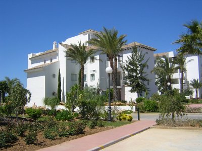 Preciosa Casa con piscina y jardines, muy cerca de la playa y del centro comercial y el mercadona