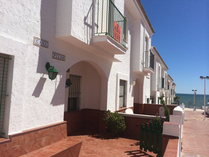 Alquiler de casa adosada para vacaciones en Matalascaas en primera linea de playa