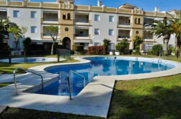 DISPONIBLE PRIMERA QUINCENA DE JULIO Y SEGUNDA DE AGOSTO. Apartamento en Costa Ballena (Cadiz). Urbanizacin Baha Palacios, ubicado en PRIMERA LNEA, con aire centralizado.