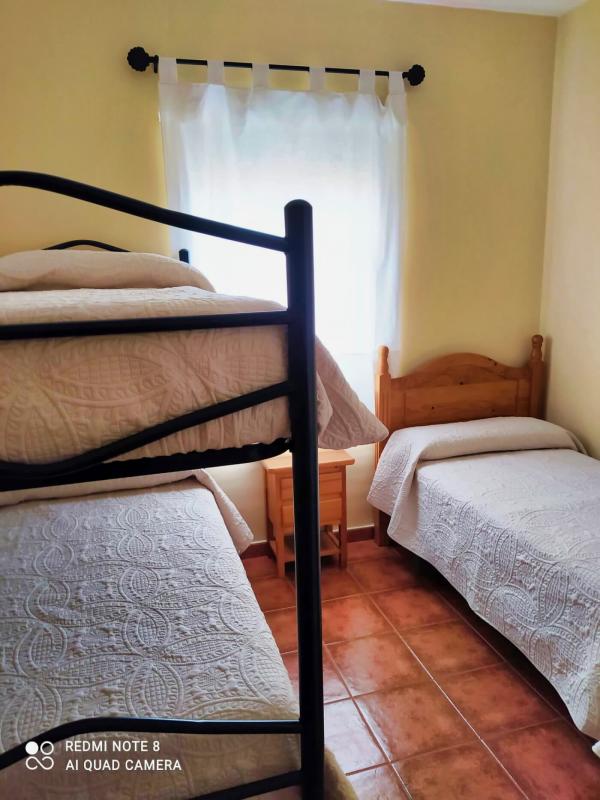 2° Dormitorio con cama individual y litera Villas de Islantilla