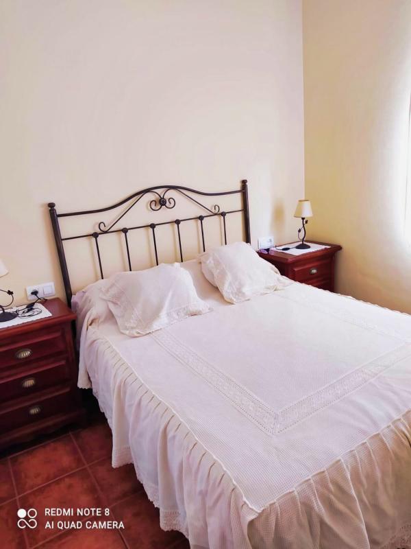 Dormitorio principal con cama de matrimonio