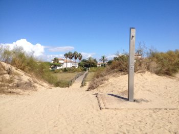 Uma praia de areia fina.