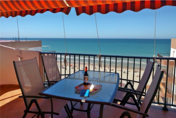 Moderno tico recin amueblado en primera lnea de playa. 2 habitaciones con una terraza espectacular. Piscina nueva a estrenar esta temporada. 