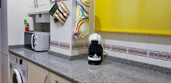 Detalle de la cocina apartamento junto centro comercial islantilla