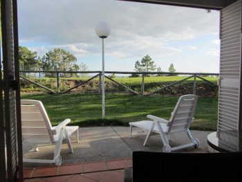 Salimos del saln y tenemos esta terraza con preciosas vistas del campo de golf y del mar