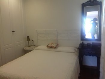 Dormitorio con cama de matrimonio y armario