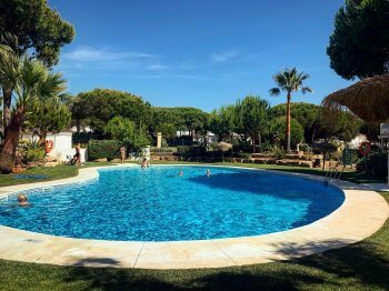 Gran piscina dentro de la urbanizacion Casas de Vacaciones en Nuevo Portil